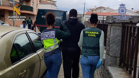 13 detenidos por estafar a más de 500 personas en la venta de vehículos por Internet.