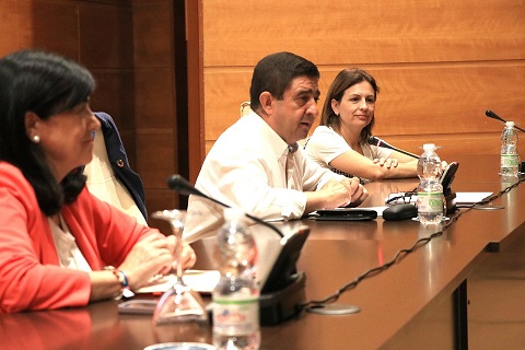 Reyes valora el “tremendo esfuerzo” de alcaldes y alcaldesas frente a un Moreno Bonilla “de perfil”.