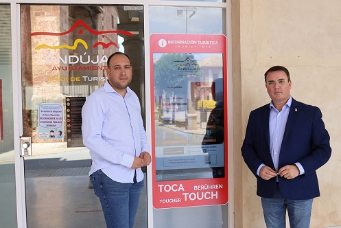El Ayuntamiento de Andújar renueva y mejora la señalización turística monumental del municipio.