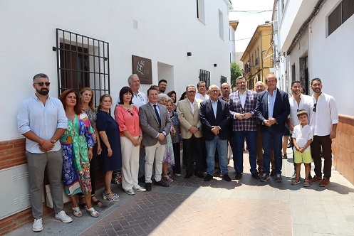 El alcalde de Andújar asiste a la inauguración de los nuevos Apartamentos Turísticos “Quivir – Casa del Arco”.
