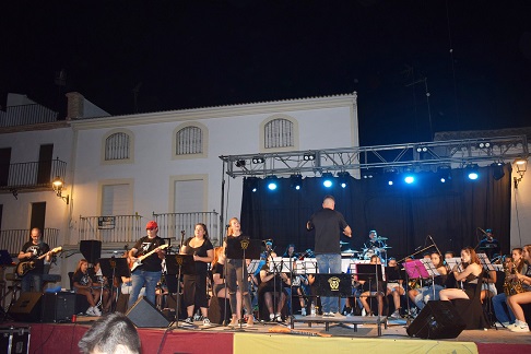 La Plaza de la Constitución de Lopera acogió un concierto fusión entre música sinfónica y rock.