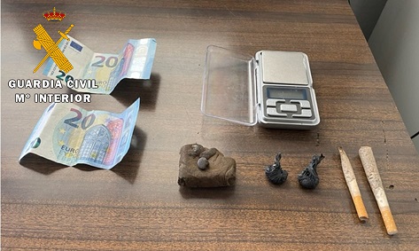La Guardia Civil investiga a un menor de edad en Valdepeñas de Jaén por tráfico de drogas.
