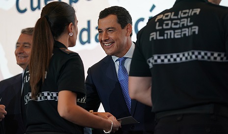 Juanma Moreno anuncia la tramitación en el Parlamento tras el verano del Proyecto de Ley de Policías Locales de Andalucía.