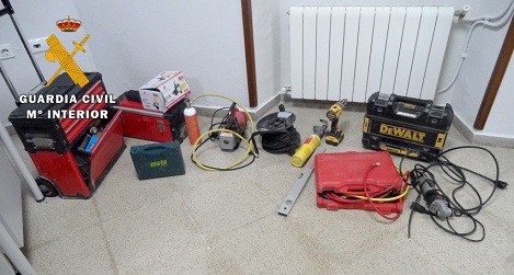La Guardia Civil detiene a tres personas por el robo de herramientas y material eléctrico en Arjona.