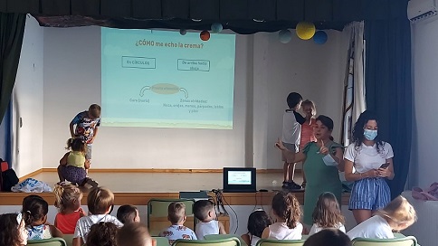 El Centro de Salud Virgen de la Cabeza de Andújar enseña a escolares a protegerse frente al sol.