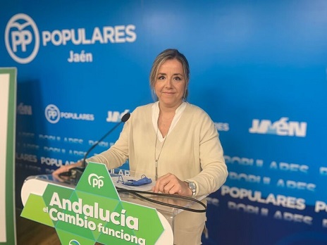 Elena González asegura que la asistencia sanitaria de los jiennenses estará garantizada con el Plan Verano que prevé la contratación de más de 1.200 profesionales.