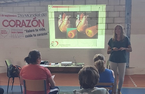 La Asociación ‘Corazón y Esperanza’ de Arjona recibe formación de la Unidad de Rehabilitación Cardíaca del Hospital Alto Guadalquivir.