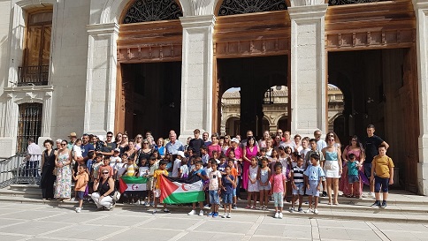 La vicepresidenta primera de Diputación recibe a los menores saharauis que participan en el programa “Vacaciones en Paz”.