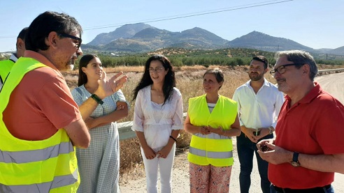 La Consejería de Agricultura avanza en las obras de caminos rurales en Alcaudete y Beas de Segura.