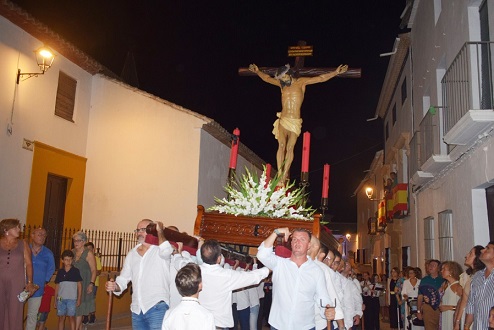 La procesión del Cristo Grande recorrió las principales calles de Lopera.