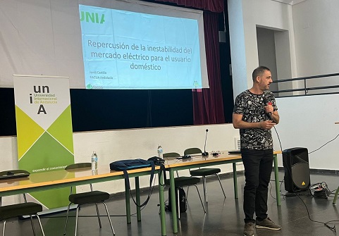 FACUA Andalucía imparte una ponencia sobre los efectos de la inestabilidad del mercado eléctrico.