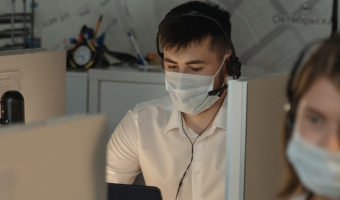 Los andaluces realizan 786.640 llamadas a Salud Responde durante los meses estivales.