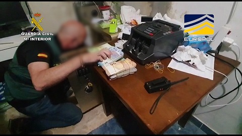 Detenidas 44 personas en una operación internacional contra el tráfico de drogas con más de cuatro millones de euros y 26 vehículos intervenidos.