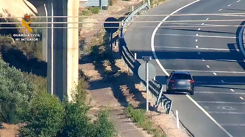 Detenida una mujer por conducir en sentido contrario por la carretera R-3.