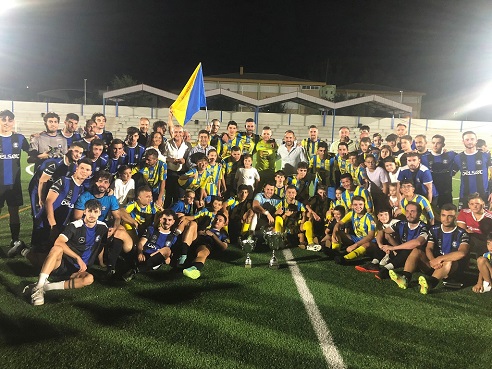 Francisco Reyes entrega la VIII Copa Presidente Diputación de Fútbol al CD Navas.