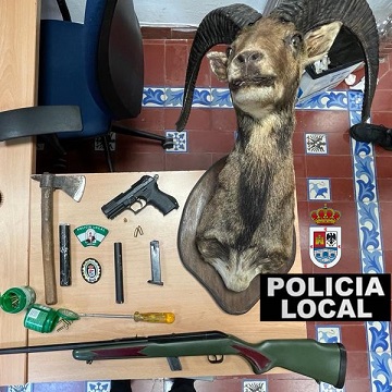 Policía Local de Andújar detiene a un hombre que circulaba ebrio con armas de fuego en su vehículo.