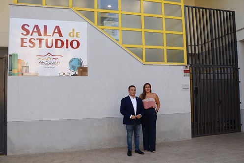 150 estudiantes se adhieren al nuevo sistema de acceso 24 horas de la sala de estudio de Andújar.