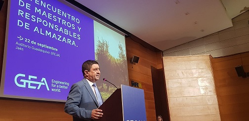 Reyes destaca a los responsables de almazara como piezas fundamentales en la apuesta por la calidad del sector oleícola.