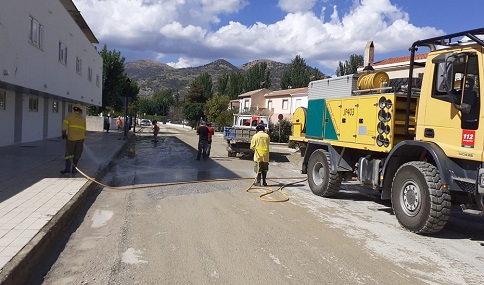 La Delegación del Gobierno coordina las labores de limpieza en Campillo de Arenas tras el episodio de lluvias de ayer.