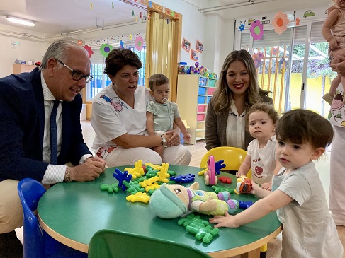Jesús Estrella resalta el compromiso con la conciliación y con el fomento de la natalidad con las 8.438 plazas de Educación Infantil en Jaén.