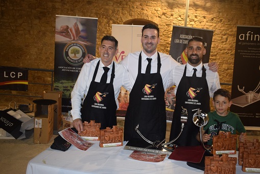 El almeriense Fran Serrano gana el V Concurso de Cortadores de Jamón de Lopera.