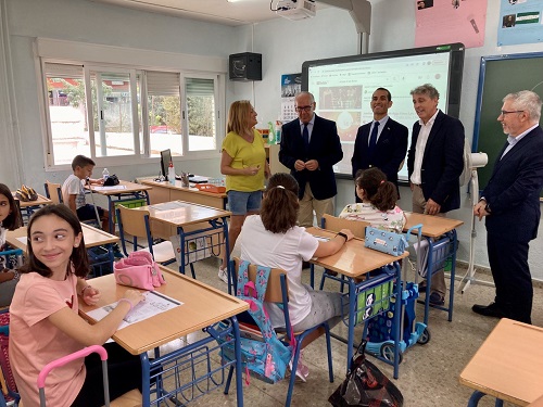 Jesús Estrella destaca la apuesta por la calidad en la educación pública en el inicio del curso.