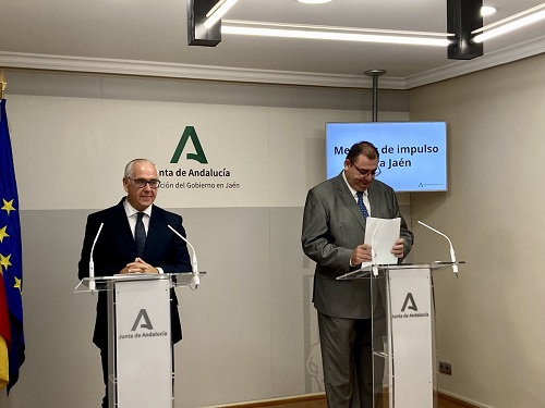 Jesús Estrella destaca el compromiso de la Junta para asumir la financiación de los tratamientos terciarios para paliar los efectos de la sequía.