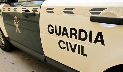 La Guardia Civil investiga a dos personas por presuntamente sustraer 1.700 litros de gasoil de varios camiones.