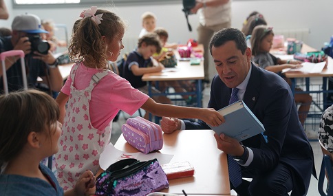 Juanma Moreno anuncia un cheque escolar de 100 euros por hijo para ayudar a las familias con menos recursos.