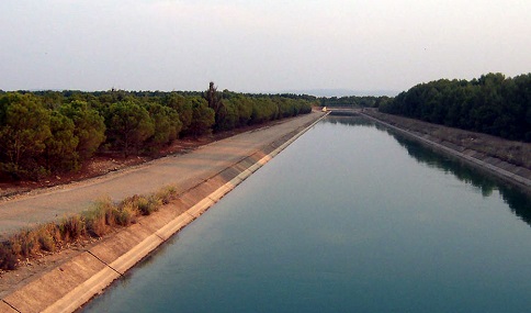 La Junta lamenta que el Estado haya cortado el agua del trasvase Tajo-Segura al regadío.