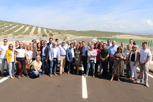 Reyes: “El Gobierno ha relanzado la A-32 y confirma que es una autovía con sello socialista”.