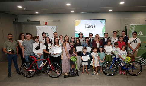Cuatro centros educativos reciben el premio ‘Ponte en marcha’ por sus originales campañas de promoción de la movilidad sostenible.