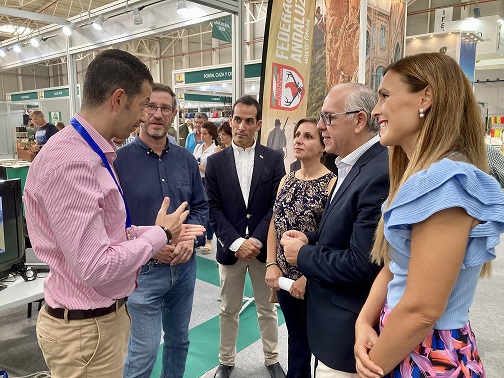 Varios delegados de la Junta de Andalucía realizan una visita a Ibercaza.