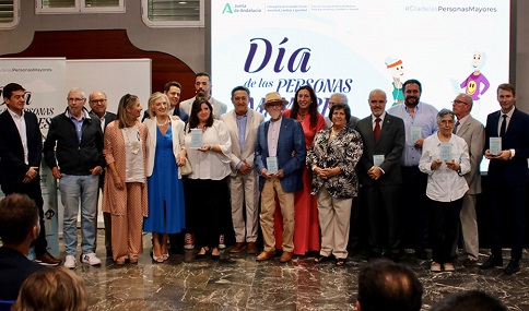 Loles López subraya la deuda que tiene la sociedad con las personas mayores.