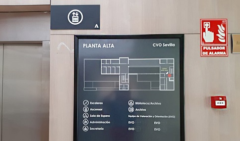 La Junta instala señalización accesible en centros de valoración para personas con discapacidad.