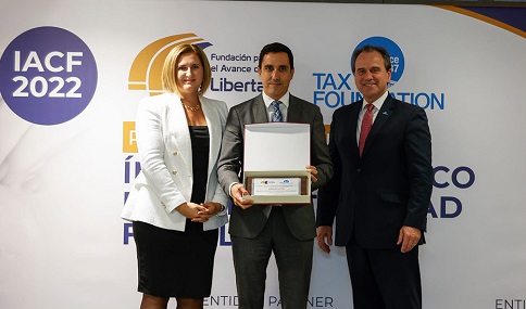 La Junta de Andalucía recibe un reconocimiento por su política de bajada de impuestos.