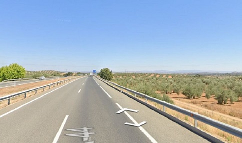 Fallece un hombre al chocar su turismo contra un camión en la A-44 en Bailén.
