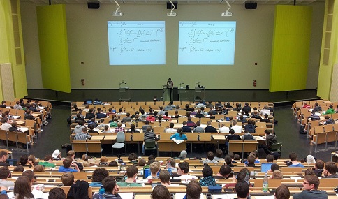 La Junta apoyará a las universidades para impulsar planes de ahorro y eficiencia energética.