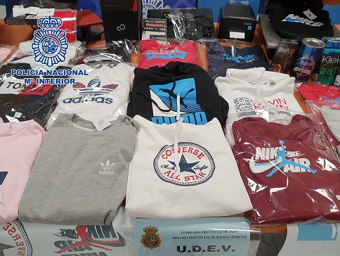La Policía Nacional desarticula en Jaén un grupo criminal dedicado a la falsificación y venta a gran escala de ropa de prestigio.