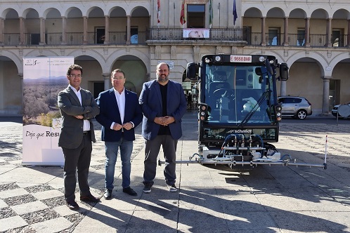 Ayuntamiento de Andújar y Resurja refuerzan el servicio de limpieza viaria con una nueva máquina lava-aceras.