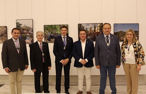 La Casa de Cultura acoge una exposición de fotografías con motivo de la Bajada de la Virgen de la Cabeza a Andújar.