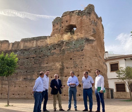 El delegado del Gobierno valora el empuje de la Junta a la conservación de la muralla de Andújar.