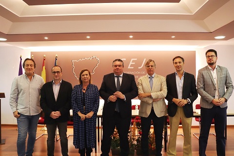 La Junta y la CEA se reúne en la CEJ con empresarios turísticos de Jaén para analizar las propuestas del sector.