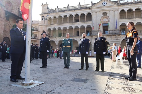 El Ayuntamiento de Andújar celebra el Día Nacional con el izado de la bandera en la Plaza de España.