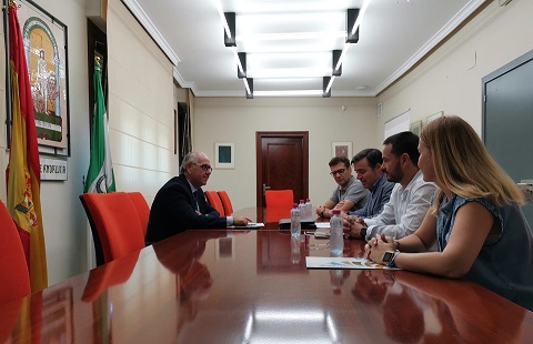 Jesús Estrella pide unidad al sector olivarero para reivindicar al Gobierno de España medidas que palíen la crisis en el campo.