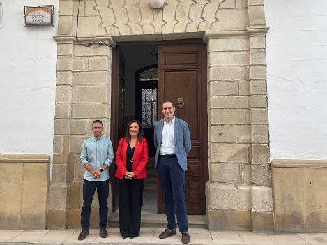 La subdelegada destaca la apuesta del Gobierno por recuperar y mejorar un edificio emblemático de Arjona.