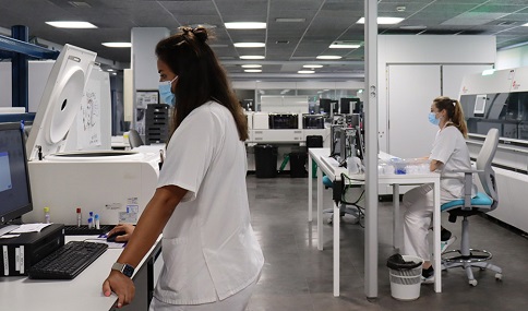 Salud y Consumo incorpora nueva tecnología en los centros de Atención Primaria para obtener resultados inmediatos de pruebas analíticas.