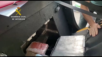 La Guardia Civil ha desmantelado una organización criminal que transportaba la droga en vehículos caracterizados de empresas.