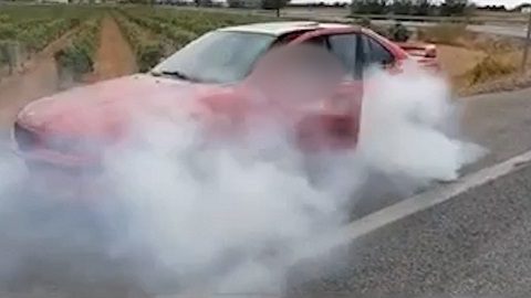 Denunciada una persona por conducir de forma temeraria realizando derrapes y giros a gran velocidad en una glorieta.