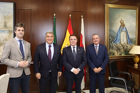 El alcalde de Andújar recibe al presidente del FC Barcelona Joan Laporta en la Casa Consistorial.